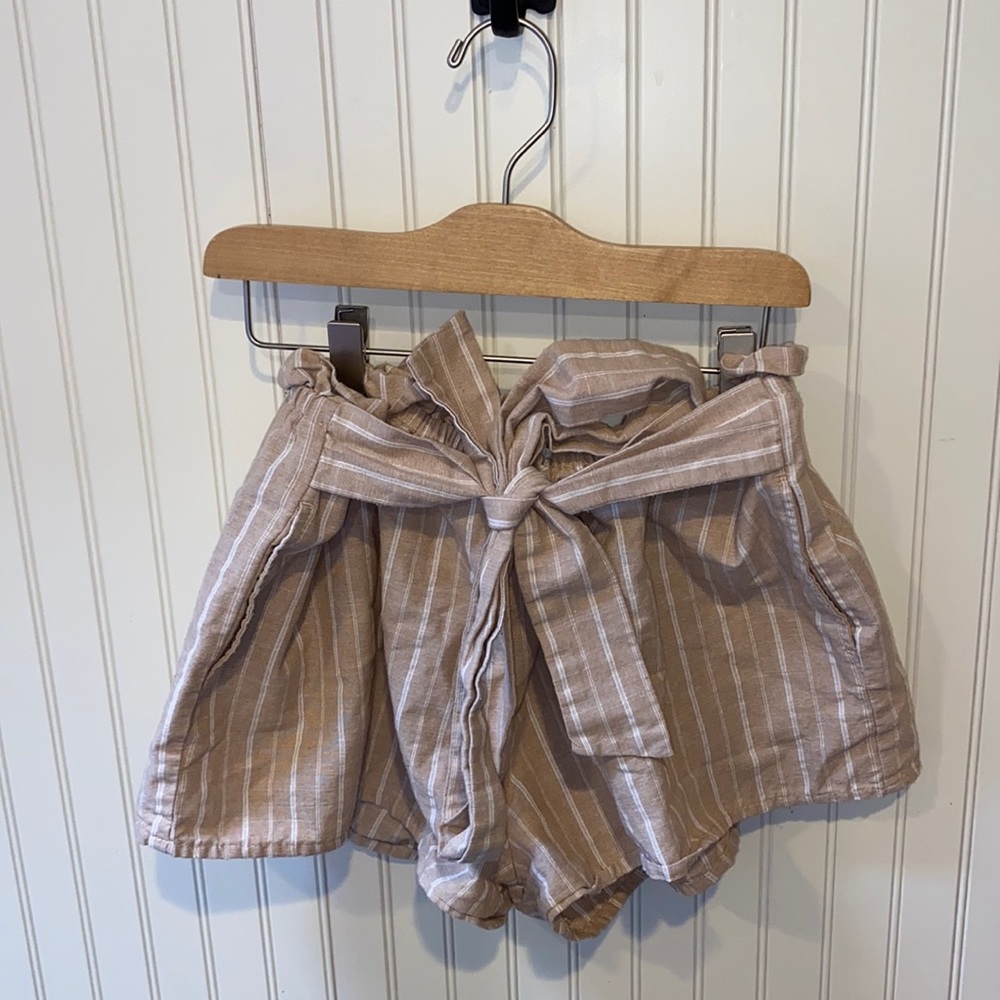 Tan Striped Shorts that tie in the front 🤩